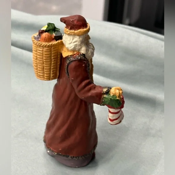 Santa collectible figure in plaster. Santa carries a stocking & basket of treats - Picture 5 of 9